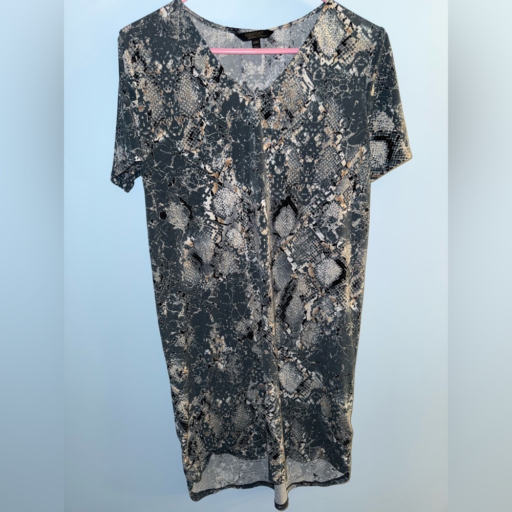 Short Sleeve V-Neck Snake Print Dress in Black and Cream